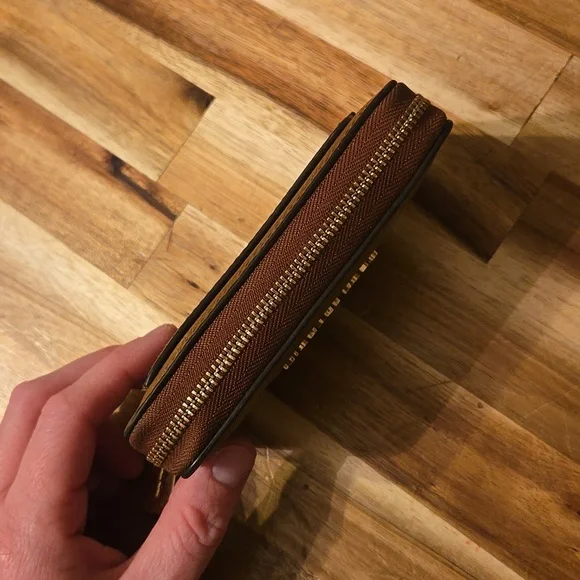 Michael Kors wallet - Picture 3 of 7